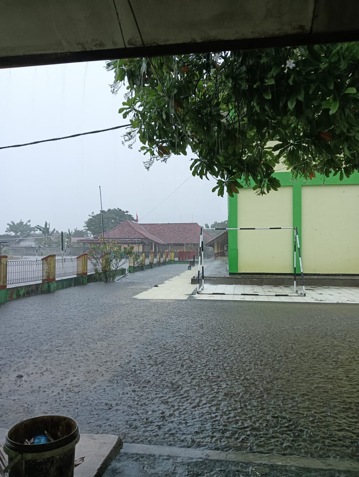 Hari pertama masuk sekolah disuguhi banjir